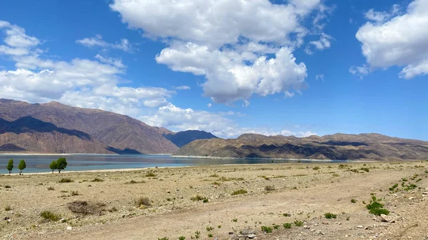 Güzel Bir Dağ Gölü Manzarası Nanılmaz Yaz Manzarası Mavi Gökyüzü — Stok fotoğraf