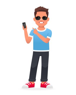 Gülümseyen küçük bir çocuk güneş gözlüğü takıyor ve elindeki telefonu işaret ediyor. Mavi tişörtlü güzel beyaz bir okul çocuğu. Beyaz arkaplanda vektör karikatür çizimi.