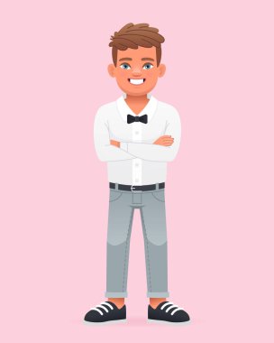 Mutlu küçük bir çocuk kollarını kavuşturmuş duruyor. Beyaz gömlekli, papyonlu güzel bir okul çocuğu. Pembe arkaplanda vektör karikatür çizimi.