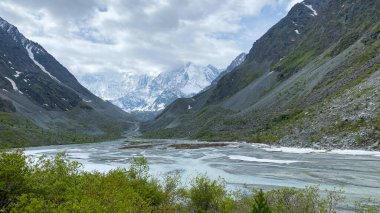 Altai Dağları 'nın muhteşem manzarası. Belukha 'nın eteklerine doğru yürü. Resimli dağ vadisi. Akkem Gölü 'ne akan nehir yatağı. Güzel doğal arkaplan.