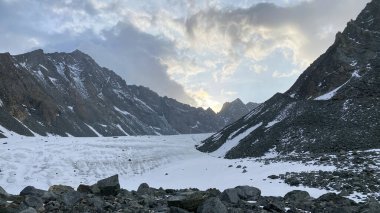 Güzel dağ kış manzarası. Akkem buzulunun manzarası. Altai Dağları. Belukha Dağı 'na tırmanıyorum. İnanılmaz doğal bir geçmiş..