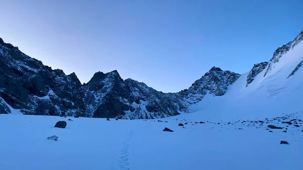 Uma Trilha Coberta Neve Que Leva Passo Delaunay Amanhecer Nas — Fotografia de Stock