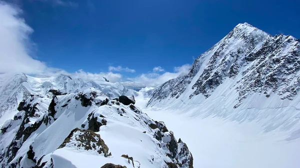 Niesamowity Widok Lotu Ptaka Ośnieżone Pasma Górskie Wzgórza Szczyty Wspinaczka — Zdjęcie stockowe