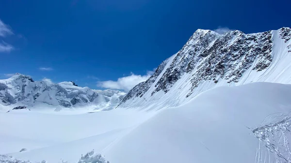Altai Montanhas Céu Azul Nuvens Brancas Bonita Paisagem Inverno Montanha — Fotografia de Stock