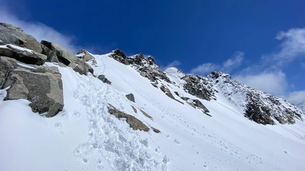 Vista Uma Trilha Coberta Neve Nas Montanhas Altai Bonita Paisagem — Fotografia de Stock