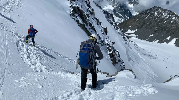 Dois Alpinistas Estão Topo Passagem Delaunay Escalar Belukha Altai Mountains — Fotografia de Stock