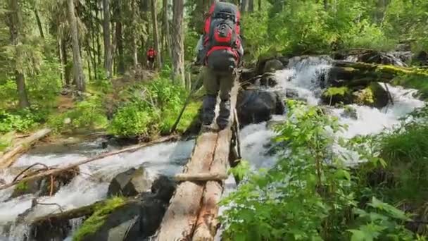 Turista Gordo Con Una Gran Mochila Cruza Tormentoso Río Montaña — Vídeos de Stock
