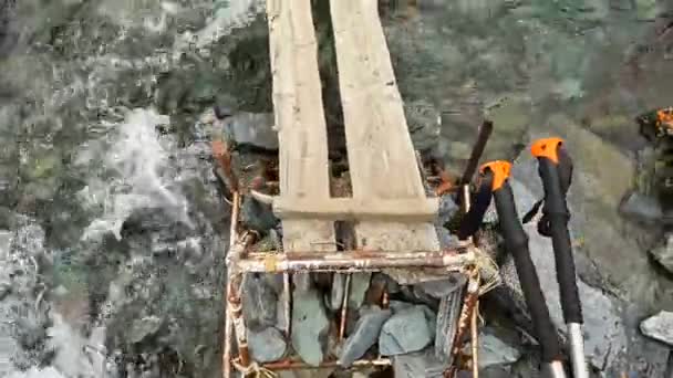 Чоловік Перетинає Бурхливу Гірську Річку Дерев Яних Дошках Вид Від — стокове відео