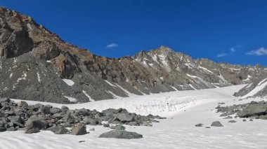 Delaunay geçidinin altındaki buzulun manzarası. Belukha yakınlarındaki ana kamptaki görkemli Altai dağlarının panoraması. Karla kaplı sıradağlar, tepeler, yamaçlar ve kayalar. Rusya 'nın güzel doğası. Tırmanan Belukha.