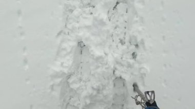 Elinde balta olan bir dağcı, karlı bir yamaç boyunca yürür. Bacakların aşağıya doğru birinci şahıs görüntüsü. Belukha 'ya tırmanmak. Buz dersleri. Dağlarda kar izi. Altai, Rusya 'nın güzel doğası.