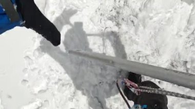 Dağcı yokuştan yukarı çıkar ve karda kırılır. Bacaklara doğru bak. Birinci şahıs görüşü. Belukha 'ya tırmanmak. Buz dersleri. Altai, Rusya 'nın güzel doğası.