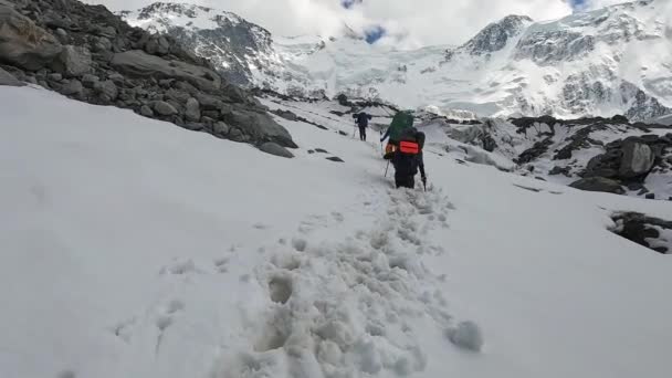 Dağlarda Bir Patika Boyunca Yürürken Bir Dağcı Derin Kara Düştü — Stok video