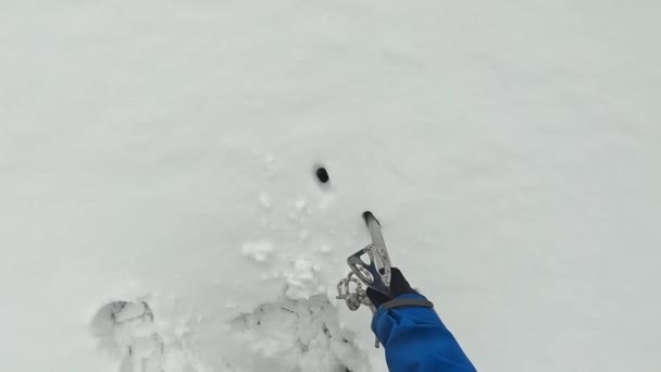 Bir Dağcı Sıkışmış Kardan Kurtulmak Için Tırmanırken Ayakkabısına Buz Kıracağı — Stok video