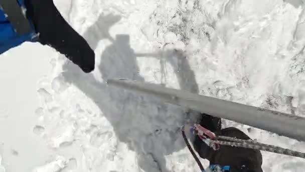 Dağcı Yokuştan Yukarı Çıkar Karda Kırılır Bacaklara Doğru Bak Birinci — Stok video