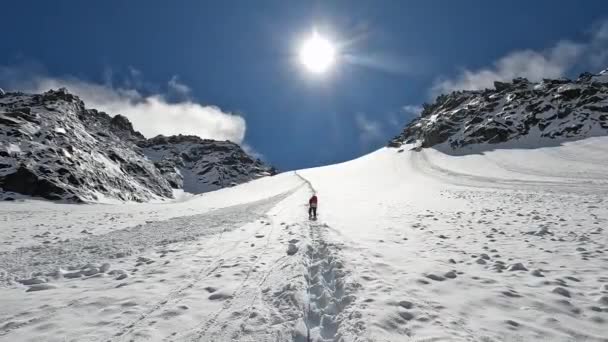 등산가가 우나이 고개를 오르고 오르다 러시아 알타이의 아름다운 산등성이와 바위들 — 비디오