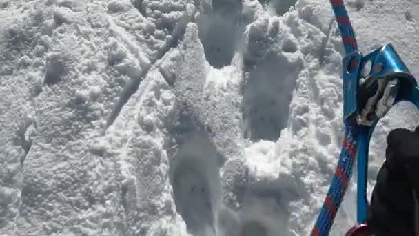 Pohled Ruce Horolezce Černých Rukavicích Držícího Skokana Šplhajícího Laně Horu — Stock video