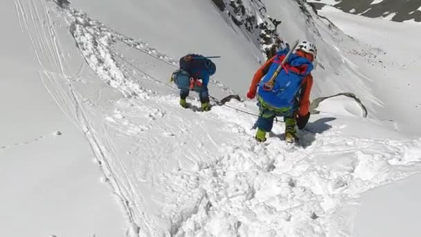 2人の登山者が横の手すりの保険にキャビネールで接続されています ベルーカ登山 アルタイ ロシアの美しい自然 — ストック動画
