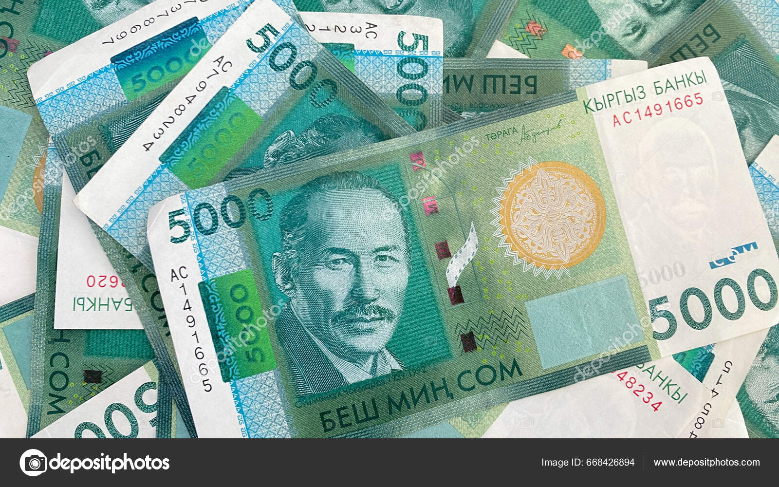 5000 Som钞票吉尔吉斯斯坦的现钞吉尔吉斯斯坦国家货币的背景5000索姆的现钞金融业务背景概念—— 库存社论照片© chekat  #668426894