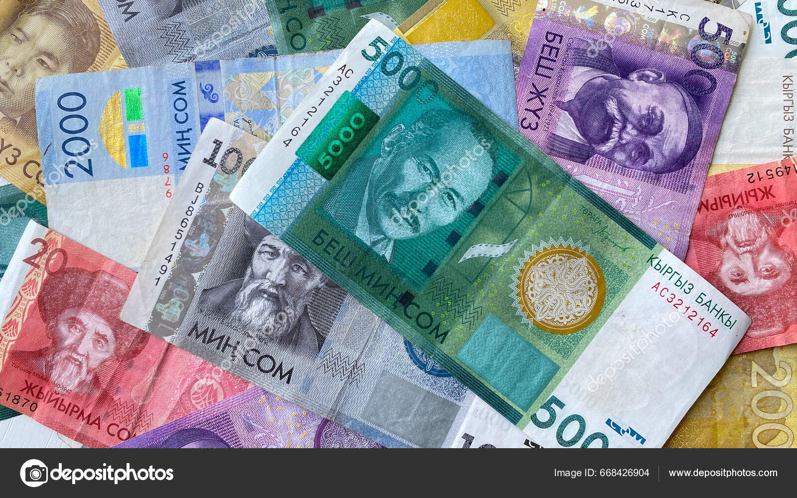 色彩艳丽的背景中有着不同的吉尔吉斯民族货币000 000 2000 500 200和20索姆钞票吉尔吉斯斯坦现钞现金现钞金融业务背景概念——  库存社论照片© chekat #668426904
