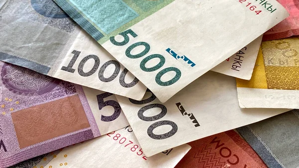 Kirgiz Bankjegyek Egy Részének Közeli Felvétele Színes Bankjegyek 5000 1000 — Stock Fotó