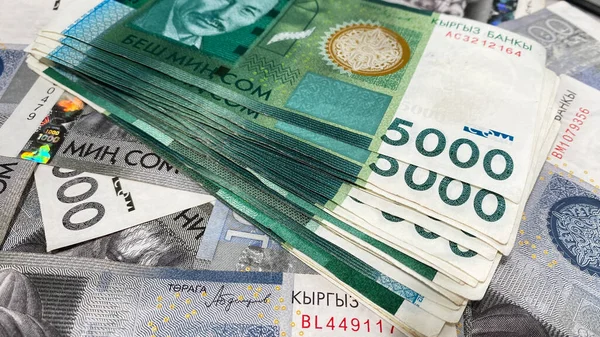 5000のSom請求書の積み重ねは1000の請求書の背景にあります 現金の紙幣 キルギスの通貨 金融ビジネス背景コンセプト — ストック写真