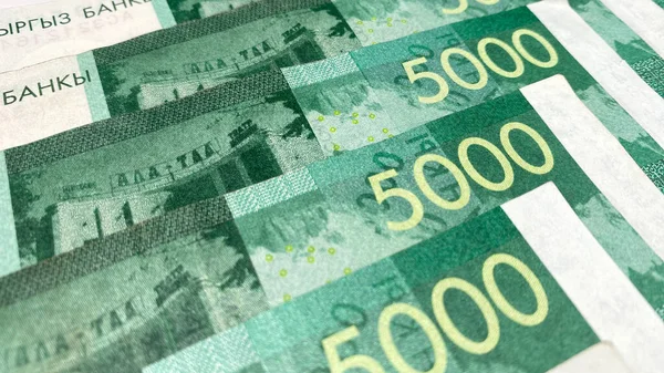 キルギスタンの現在の貨幣である5000のメモを閉鎖する キルギスの通貨 現金の紙幣 金融ビジネス背景コンセプト — ストック写真