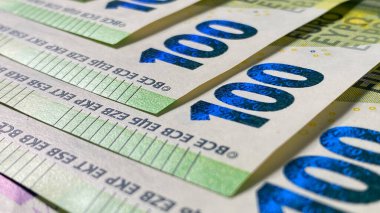 Avrupa para birimi. Nakit para. 100 Euro 'ya yakın. Avrupa Birliği 'nin tek para birimi. 100 Euro. Finansal iş geçmişi kavramı. Paranın arka planı.