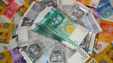 Kırgız banknotlarında 5 bin SOM yığını var. Paranın renkli arka planı. Nakit para. Kırgız ulusal para birimi. Beş bin som. Finansal iş geçmişi kavramı.