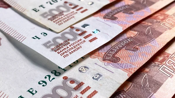 5000ルーブルの紙幣 5千ドル紙幣の クローズアップだ ロシアの通貨 現金の紙幣 キャッシュルーブルノートの背景 お金の背景について 金融ビジネス背景コンセプト — ストック写真