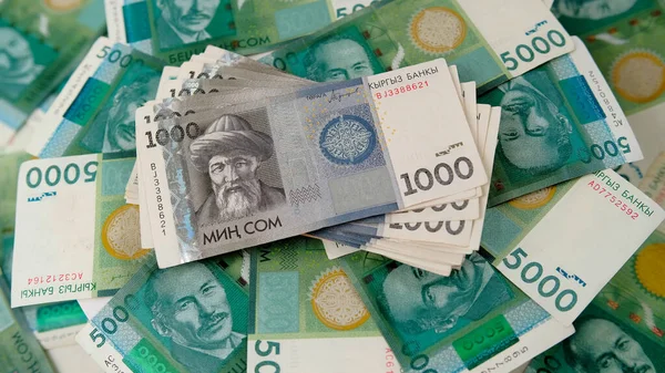 Ein Stapel Von 1000 Kirgisischen Som Steckt Auf 5000 Banknoten — Stockfoto