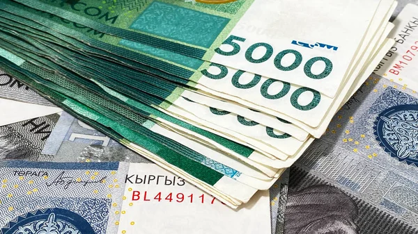 数千のSom請求書が1000の請求書の上に置かれている クローズアップ キルギスの通貨 キルギスの現金紙幣 キルギス紙幣 5千ドル 金融ビジネス背景コンセプト — ストック写真
