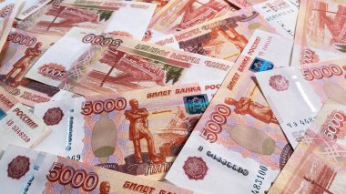 Beş bin ruble nakit para. 5000 rublelik banknotlar. Rusya 'nın ulusal para birimi. Nakit. Para geçmişi var. İş, ekonomi ve finans.