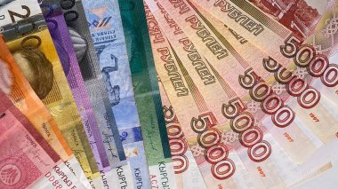 Para değişimi kavramı. 5000 rublelik banknotlar ve farklı değerlerde Kırgız parası. Rus ve Kırgız ulusal para birimleri. Rusya ve Kırgızistan 'ın nakit banknotları. İş, ekonomi ve finans.
