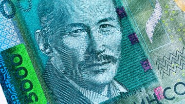 Kırgız Sovyet aktör Suymenkul Chokmorov 'un 5000 SOM' luk banknottaki portresinin yakın çekimi. Kırgız ulusal para birimi. Kırgızistan 'ın nakit banknotları. İş, ekonomi ve finans. Kırgız parasının geçmişi.