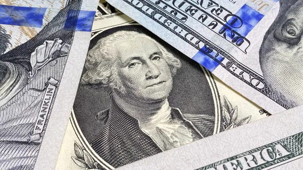 ジョージ ワシントンの肖像画は 100ドル札の三角形で描かれている クローズアップ 1ドルか ミサンシンボル アメリカの通貨 現金で100ドル札を出した ビジネス — ストック写真