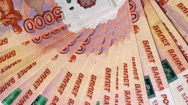 Notas 5000 Rublos São Espalhadas Uma Por Cima Outra Dinheiro — Fotografia de Stock