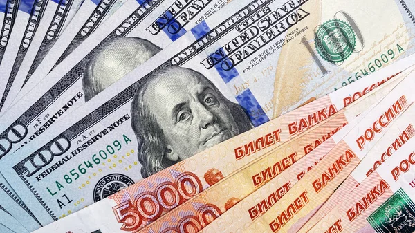 通貨交換について 100ドルと5000ルーブルのビル ロシアとアメリカの通貨 5千ルーブルと100ドルの紙幣 ビジネス キャッシュバック — ストック写真