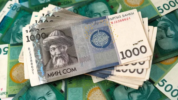 Ein Stapel 1000 Euro Banknoten Liegt Auf Grünen 5000 Scheinen — Stockfoto