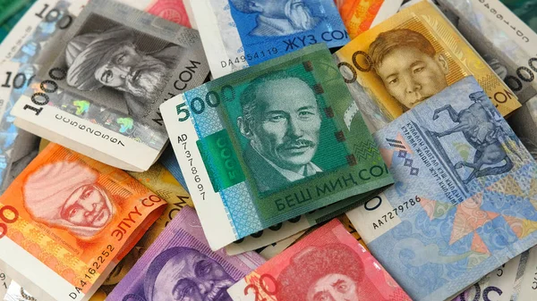Kirgisische Banknoten Verschiedener Stückelungen Banknoten 5000 2000 1000 500 200 — Stockfoto
