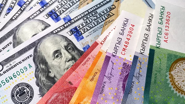 通貨交換について 100ドル紙幣とキルギス貨幣は異なる宗派からなる アメリカとキルギスの通貨 アメリカとキルギスタンの現金紙幣 ビジネス お金の背景について — ストック写真