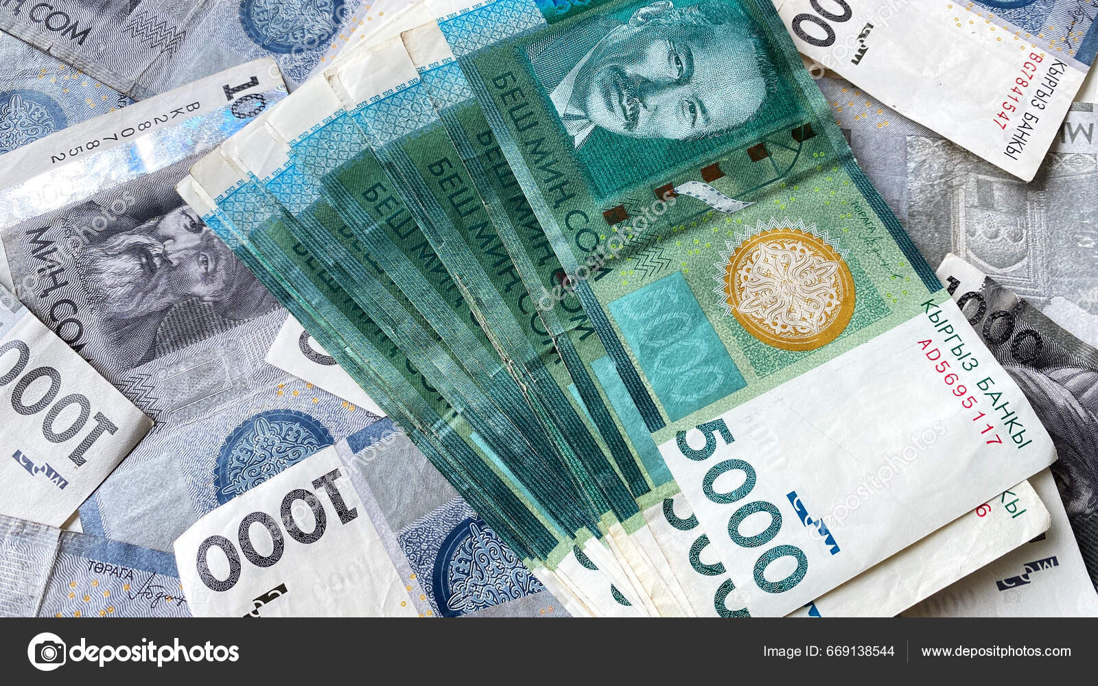 5000 Som的钱在1000索姆的钞票上经济和金融吉尔吉斯斯坦国家货币经济和金融吉尔吉斯斯坦的现钞吉尔吉斯货币的背景—— 库存社论照片©  chekat #