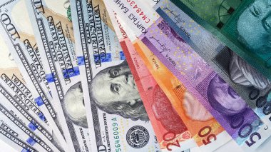 Döviz bürosu. Birkaç yüz dolarlık banknot ve farklı mezheplerden Kırgız parası. Ekonomi ve finans. Nakit para. Para geçmişi var. Amerikan ve Kırgız ulusal para birimleri.