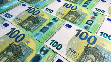 Avrupa para birimi. Avro parasının geçmişi. Ekonomi ve finans. Bir sürü 100 Euro banknot var. Avrupa Birliği 'nin tek para birimi. Nakit paralar.