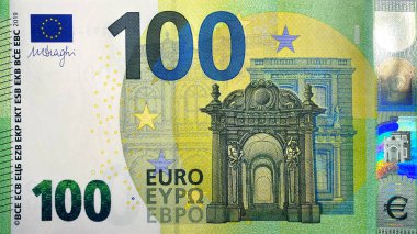 100 avroluk banknotun üst görüntüsü. Nakit para. Yüz Euro. Avrupa Birliği 'nin tek para birimi. Avrupa para birimi. Ekonomi ve finans.