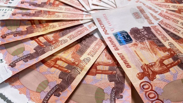 5000ルーブル紙幣が円に横たわっている ロシアの通貨 お金の背景について 経済と金融 ロシア銀行チケット 現金の紙幣 キャッシュルーブルノートの背景 — ストック写真