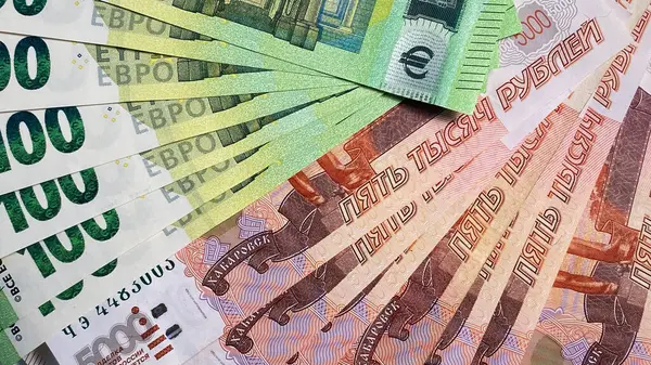 通貨交換について キャッシュ ビルズ 経済と金融 100ユーロと5000ルーブルのいくつかの紙幣 ロシアの通貨 お金の背景について — ストック写真