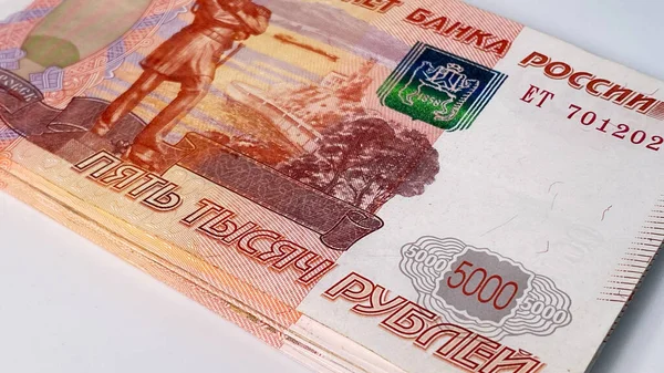 5千ルーブル紙幣の積み重ねは白いテーブルの上にあり クローズアップされている 5000ルーブルの紙幣 ロシア銀行のチケット 経済と金融 キャッシュ ビルズ お金の背景について ロシアの通貨 — ストック写真