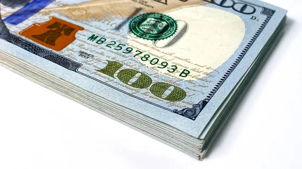 100ドル札の束が白いテーブルの上に横たわっている クローズアップ 100ドル札について 経済と金融 現金の紙幣 アメリカの通貨 キャッシュドル紙幣 — ストック写真