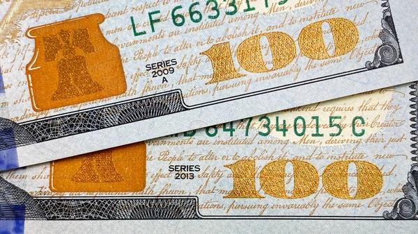 2009年と2013年に発行された100ドルの紙幣の一部を閉鎖した 上からの眺め 経済と金融 現金の紙幣 100ドルか アメリカの通貨 キャッシュドル紙幣 — ストック写真