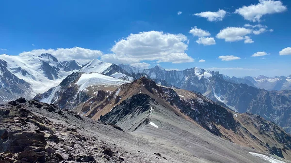 Hermoso Paisaje Verano Montaña Increíble Vista Las Montañas Nevadas Alrededor — Foto de Stock